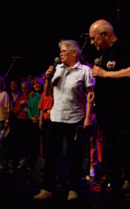 Caroline Chappet présidente la fontaine et Jean-Louis Giudice chef de choeur des choeurs de rockers - photo Pierre Lancelot